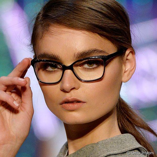 No desfile da MBFWA Trends, na fashion week australiana de 2013, o óculos foi aposta e o lápis bege foi usado na linha d'água para abrir o olhar